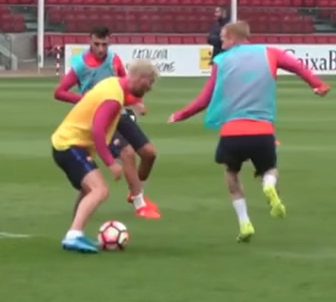 Ảnh bài viết Messi hành hạ đồng đội trên sân tập
