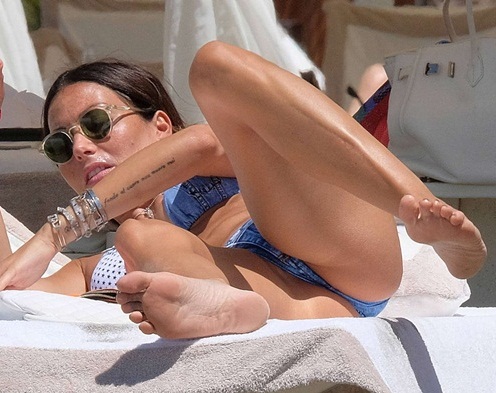 Elisabetta Gregoraci lộ tư thế nóng bỏng khó đỡ