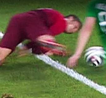 Ảnh bài viết Bóng đá có những lúc hài không đỡ nổi