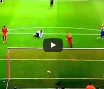 Khoảnh khắc khiến Steven Gerrard bị châm biếm ê chề