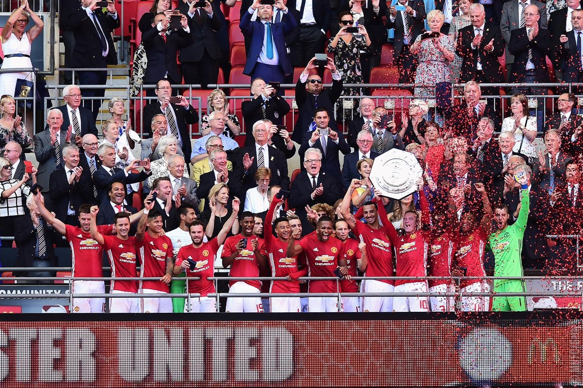 Tội đồ Fellaini không thể ngăn Ibrahimovic có danh hiệu đầu tiên tại Manchester United