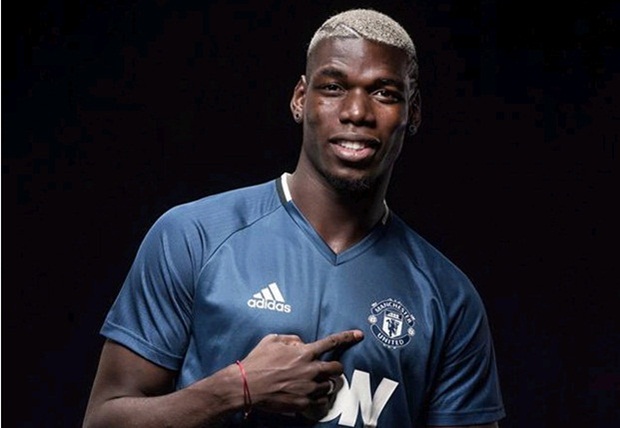 Chùm ảnh: Pogba pose hình cực ngầu bên áo đấu Man United