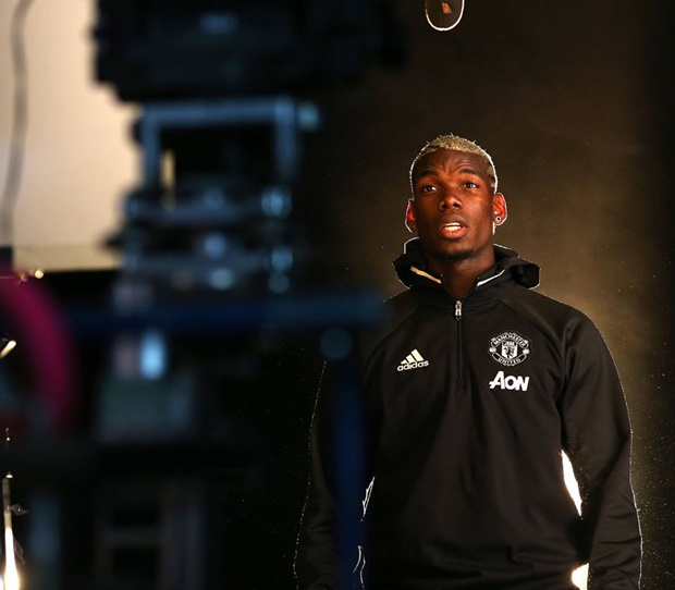 Theo chân Pogba ngày ký hợp đồng với Man Utd