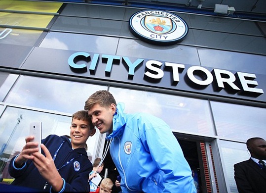Chùm ảnh: Những khoảnh khắc đầu tiên của John Stones tại Man City