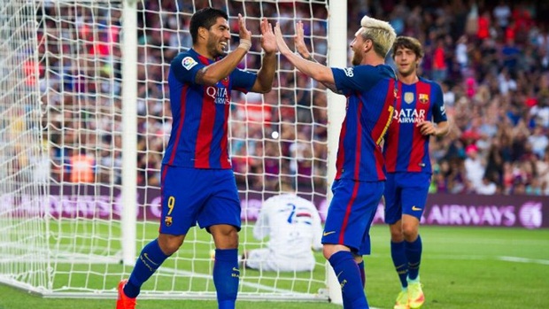 Messi "ngã bàn đèn" kiến tạo không tưởng cho Suarez