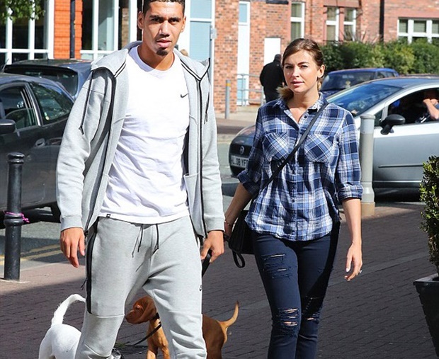 Smalling thảnh thơi cùng bồ già dắt thú cưng đi dạo