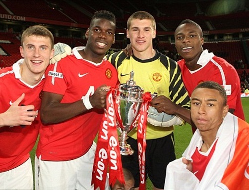 Về Man Utd, Pogba gặp lại người xưa