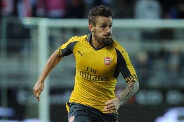 Hàng thủ tan hoang, Wenger cầu cứu "người thừa"