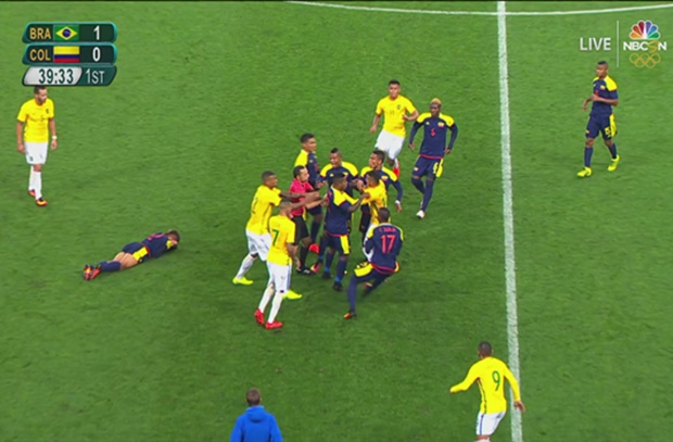 Loạn đả ở trận đấu giữa Olympic Brazil và Colombia