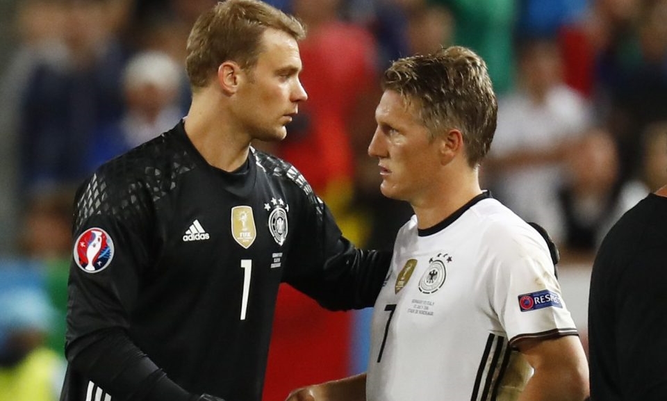 Neuer sốc vì cách MU đối xử với Schweinsteiger