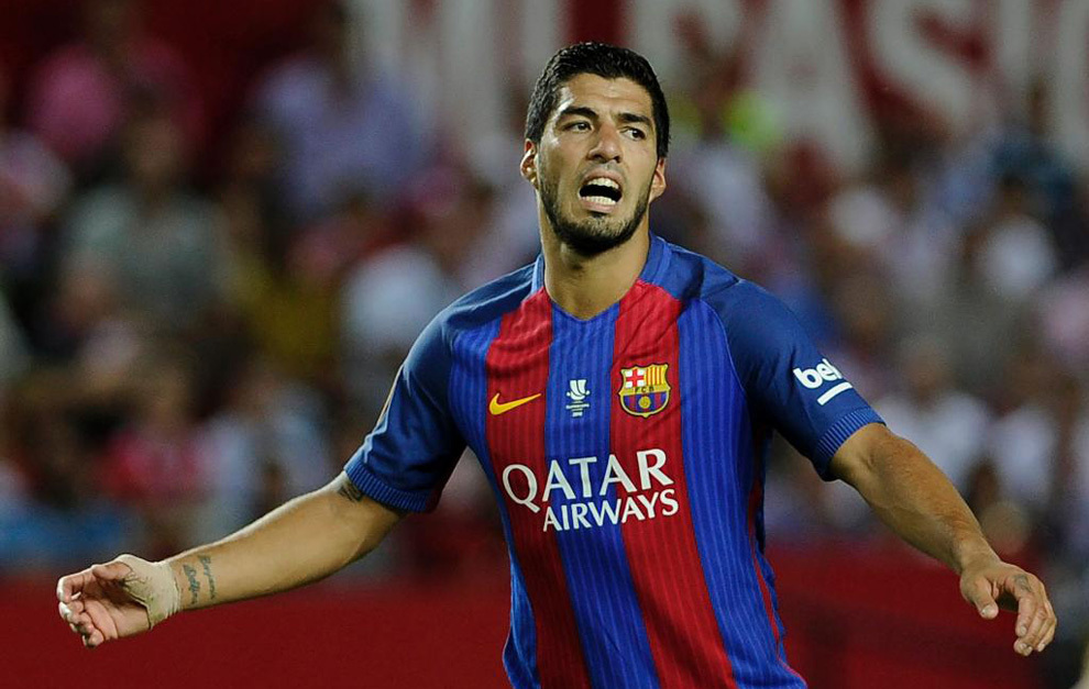 Ghi bàn, Suarez vẫn không quên gây rắc rối