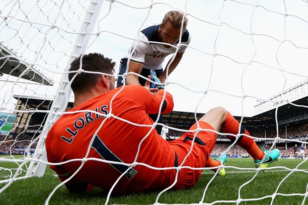 Lloris nghỉ 4 tuần, Tottenham méo mặt