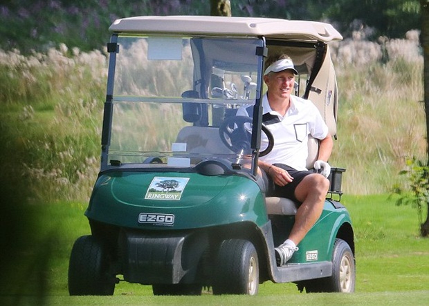 Bị Mourinho "hắt hủi", Schweinsteiger mượn... golf giải sầu