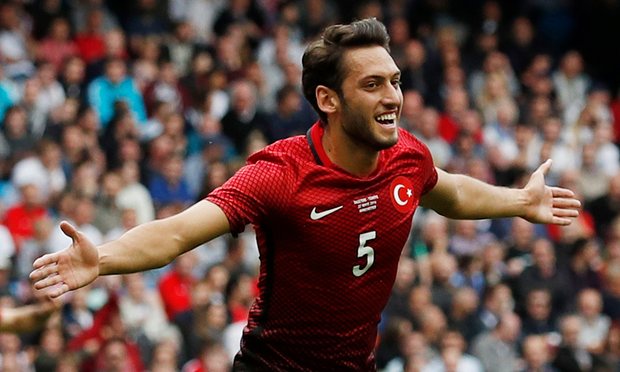 Hakan Calhanoglu - Người dọn cỗ quen thuộc cho Chicharito
