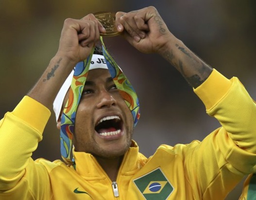 Neymar kỷ niệm chức vô địch theo phong cách riêng