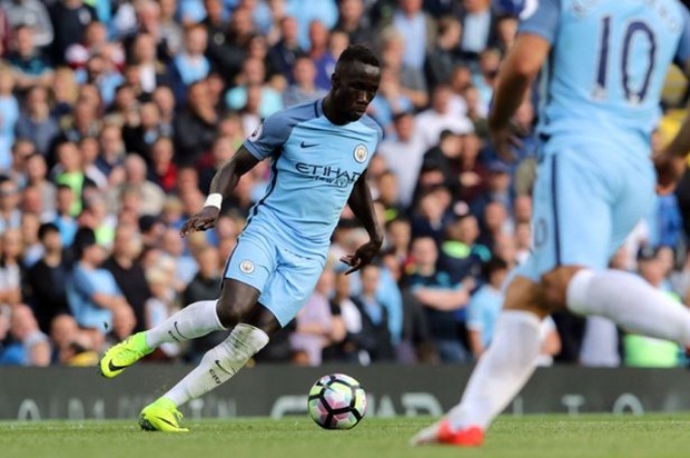 Man City nhận hung tin từ hàng thủ