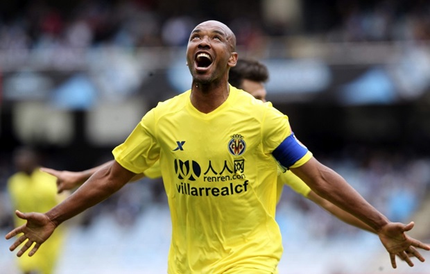 Màn trình diễn của 'Ngọc trai đen' Marcos Senna trước Barca