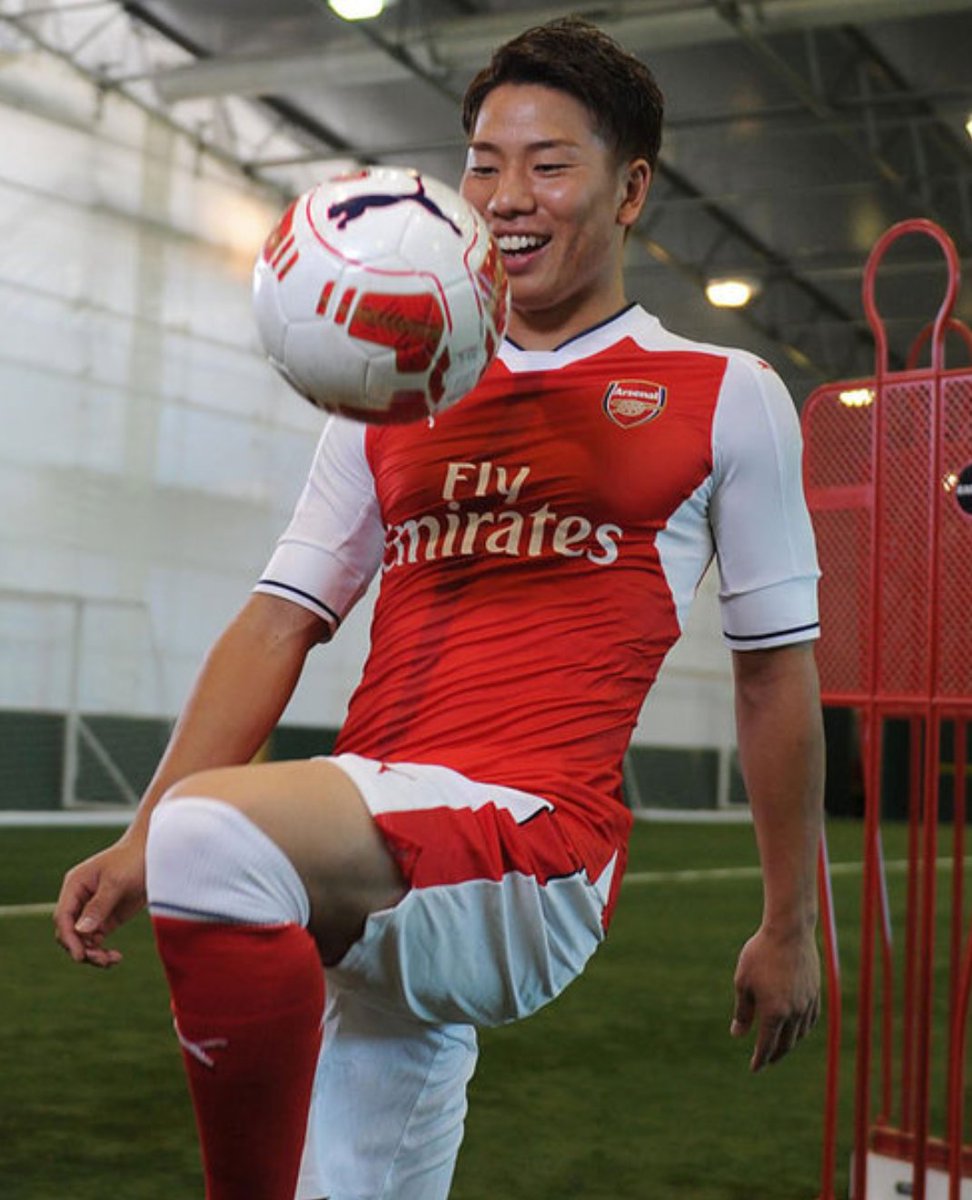 Chùm ảnh: Tân binh Nhật Bản ra mắt Arsenal, ký hợp đồng với Stuttgart