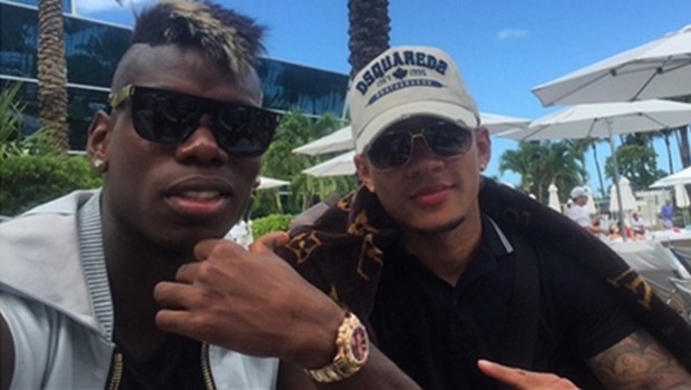 Fan săn đón Pogba khi ăn tối cùng Depay