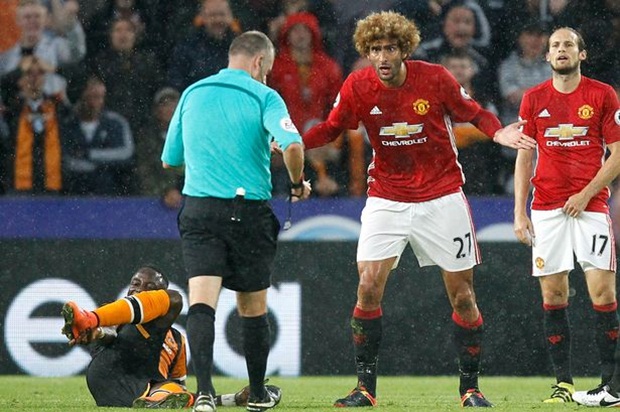 Điểm tin sáng 30/08: Fellaini lỡ derby Manchester; Ibrahimovic được trọng thưởng; Arsenal sẵn sàng chia tay Wilshere