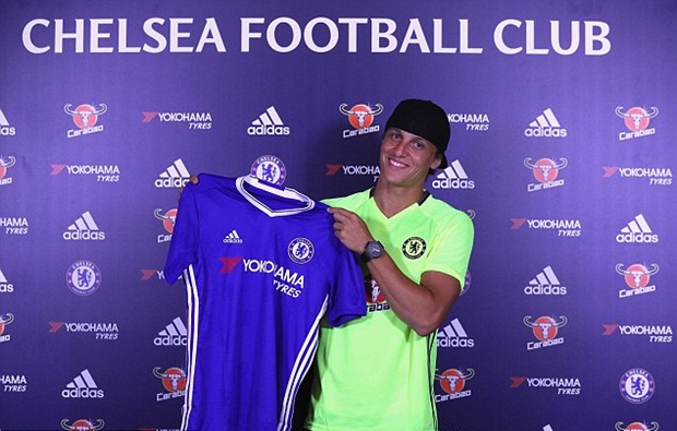 Chùm ảnh: David Luiz rạng rỡ khoe áo đấu Chelsea