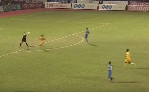 Ảnh bài viết Sai lầm khó tin của thủ môn khiến Quảng Ninh chia điểm đáng tiếc trên sân Thanh Hóa