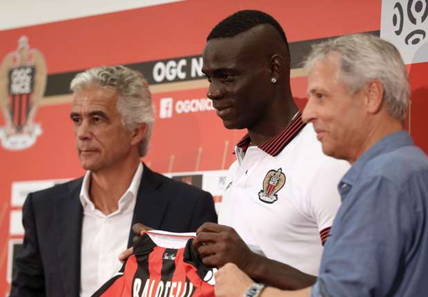 Carragher lại đáp trả đầy mỉa mai trước Balotelli