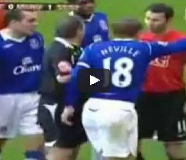 Ảnh bài viết Neville chơi xấu Cristiano Ronaldo, Ferdinand lao vào ẩu đả