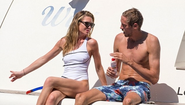 Peter Crouch và vợ xinh bốc lửa tranh thủ du hý chờ Ngoại hạng Anh trở lại