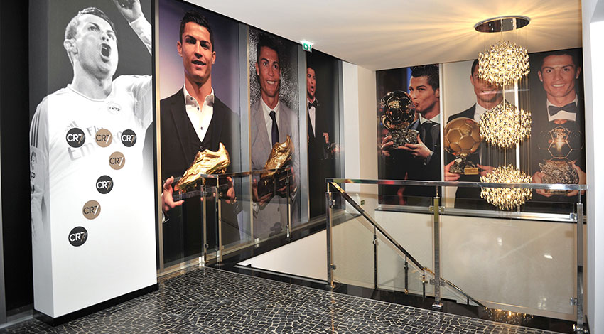 Ý tưởng của anh trai đang giúp Ronaldo kiếm tiền