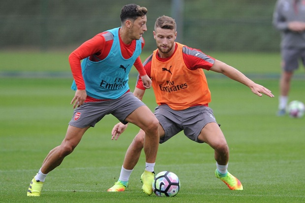 Chùm ảnh: Lucas Perez phấn khích, Mustafi tập cực hăng trước đại chiến Southampton
