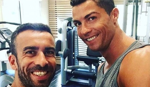 Người đàn ông thường xuyên chụp ảnh cùng Ronaldo là ai?