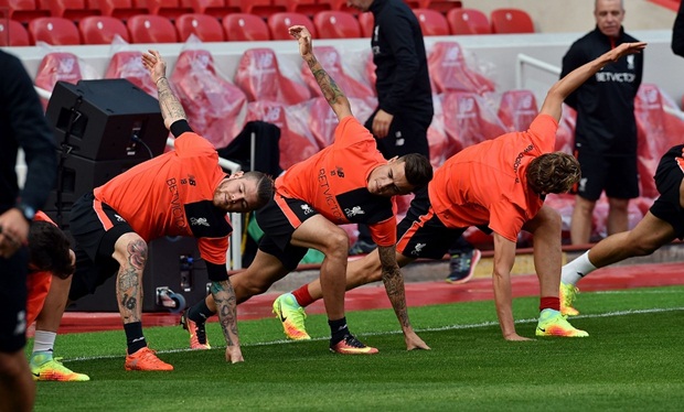 Juergen Klopp bĩu môi, cầu thủ Liverpool vẫn hăng say tập luyện