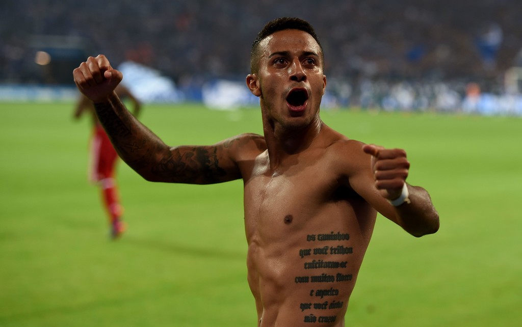 Thiago khoe hình xăm trong ngày Bayern thắng nhọc Schalke