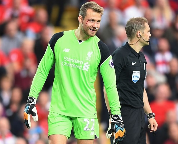 Thủ môn Mignolet đổ máu trước Leicester City