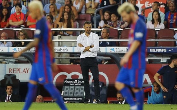 Luis Enrique liên tục trấn an học trò sau trận thua sốc