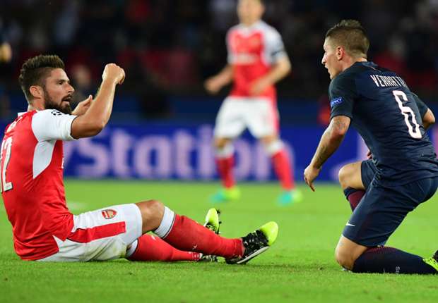 Giroud nhận thẻ đỏ ngu ngốc, Wenger nói gì?
