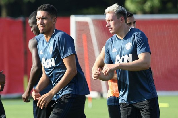 Ảnh bài viết Chưa ra sân, Phil Jones lại dính chấn thương