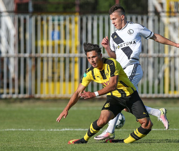 Sao trẻ Dortmund bị gãy gập chân