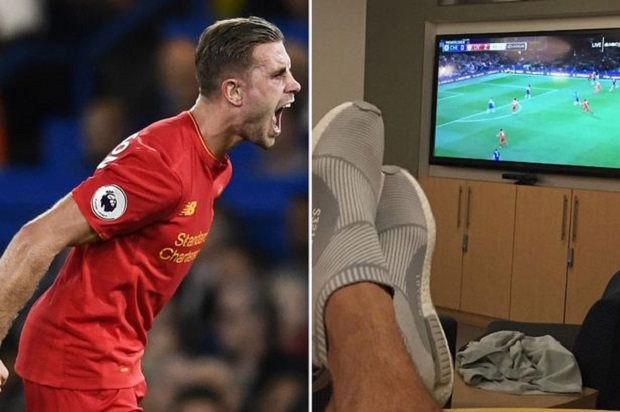 Steven Gerrard 'khoe chân' chúc mừng Henderson