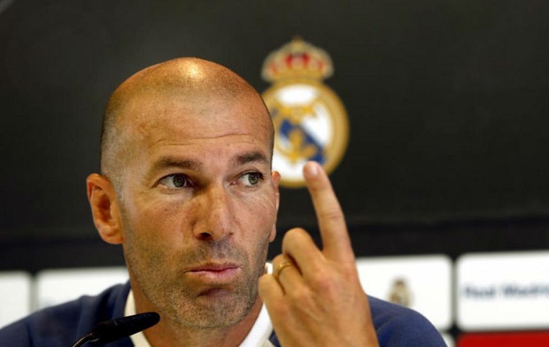 Vắng trụ cột, Zidane 'đứng ngồi không yên'