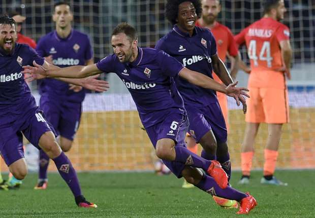 Badelj lập siêu phẩm, Fiorentina vượt qua Roma