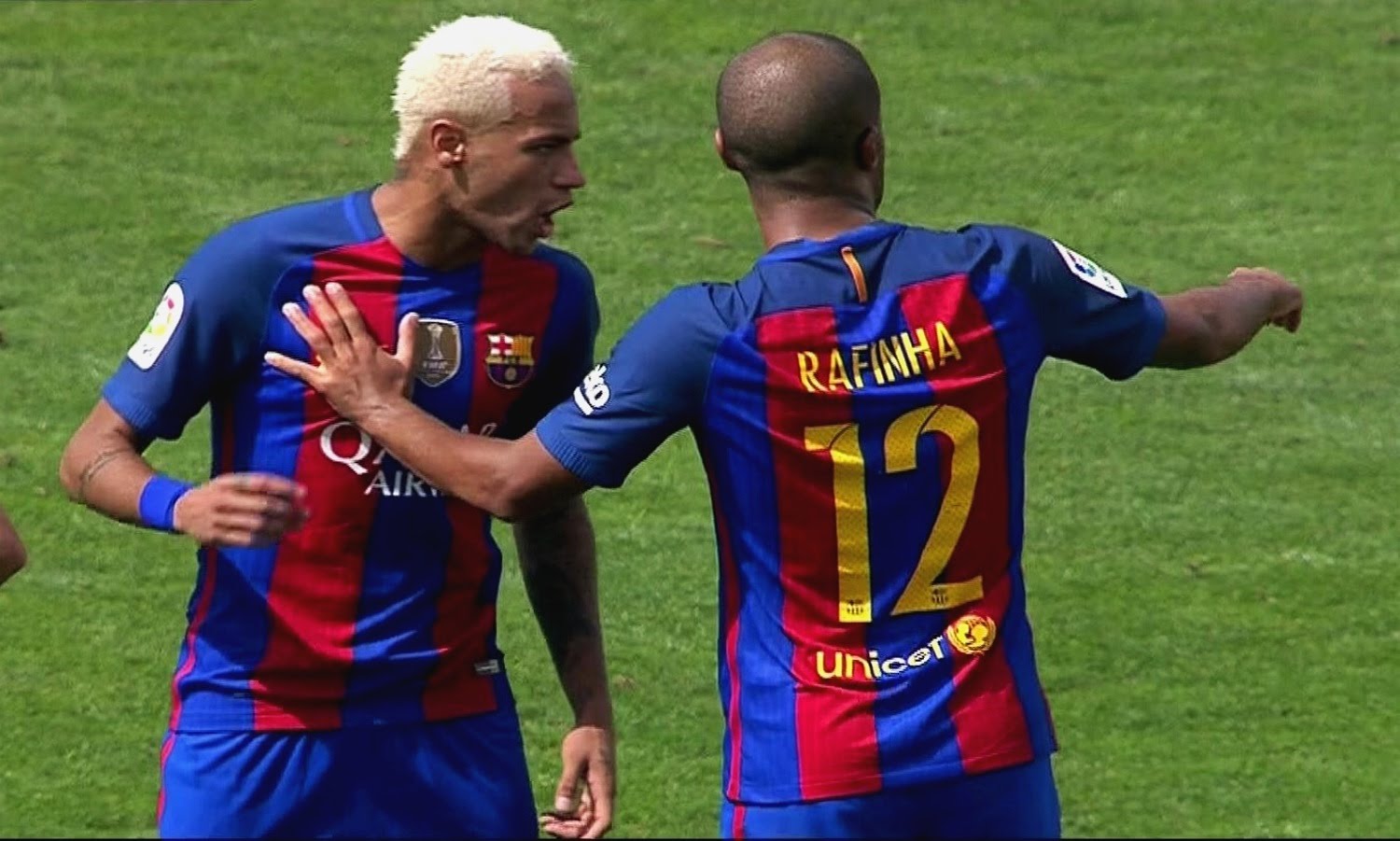 Neymar nổi cáu đập vào tay Rafinha