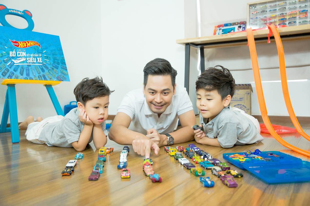“Tình bạn” giữa MC Phan Anh và 2 con trai