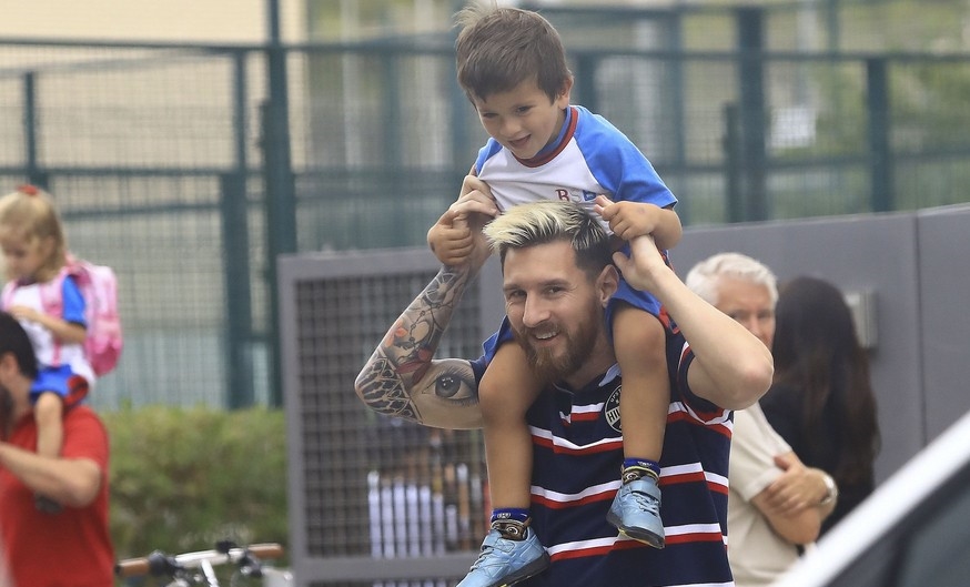 Lionel Messi vui vẻ đưa con đến trường