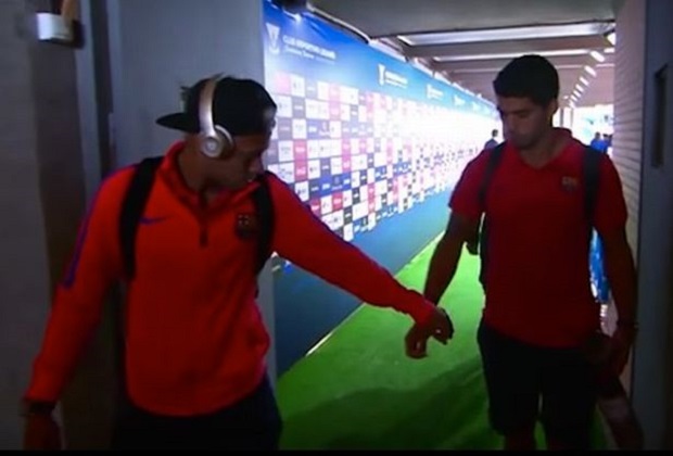 Neymar 'thả thính' Suarez bằng... bã kẹo cao su