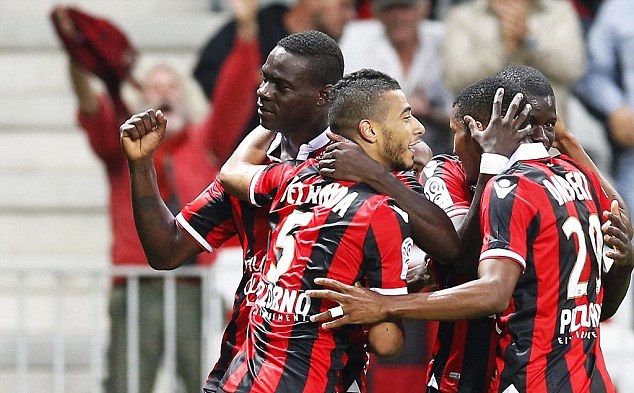 Balotelli lập cú đúp, Nice soán ngôi đầu của PSG