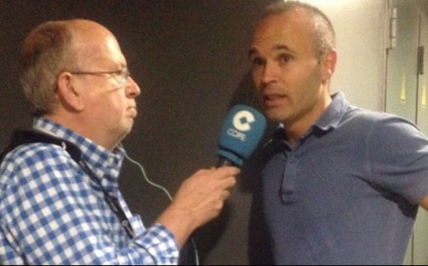 Iniesta ra tín hiệu cho BLĐ Barcelona
