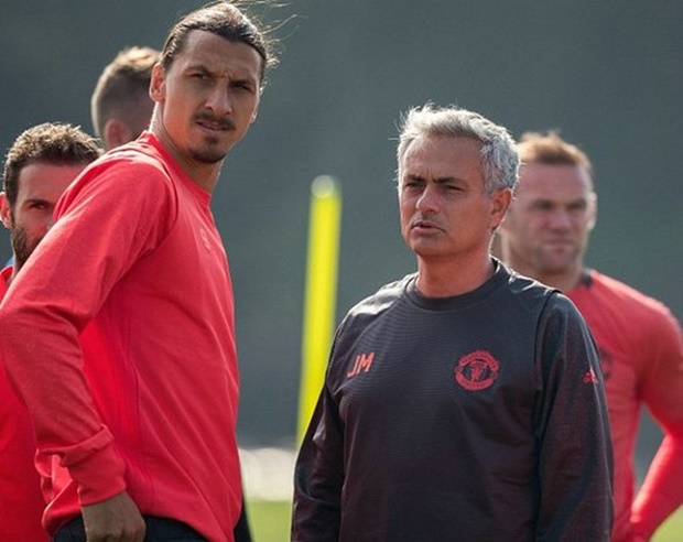 Bị mắng mỏ, sao MU vẫn đồng lòng phò tá Mourinho