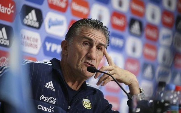 HLV Argentina nổi cáu với cách Barca 'chăm sóc' Messi